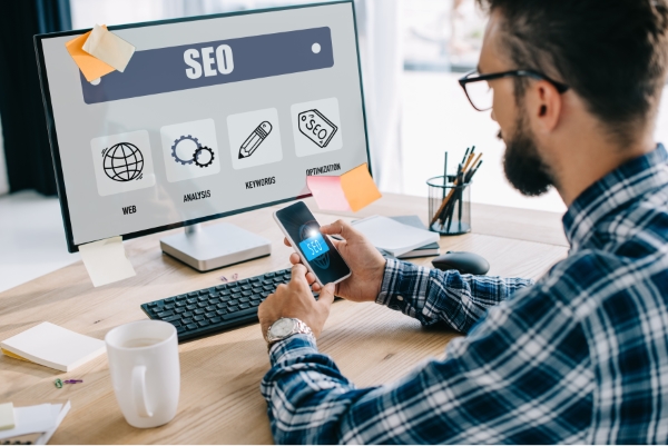 seo consultant; chico realizando investigacion para seo