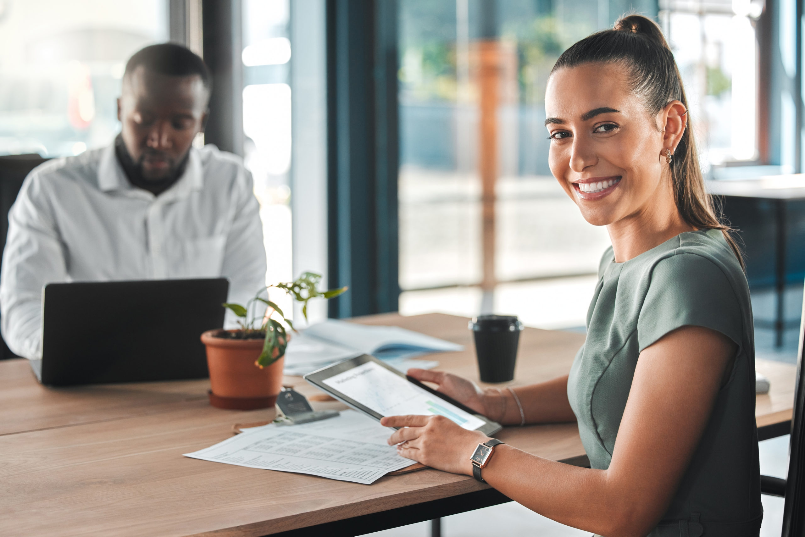 SEO positioning; girl and client in office