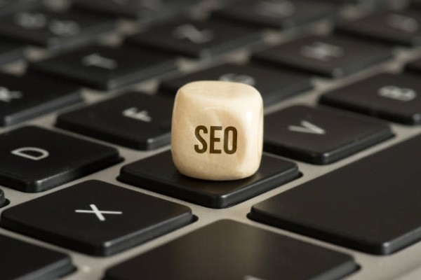 Web Positioning; A dice with the acronym SEO.