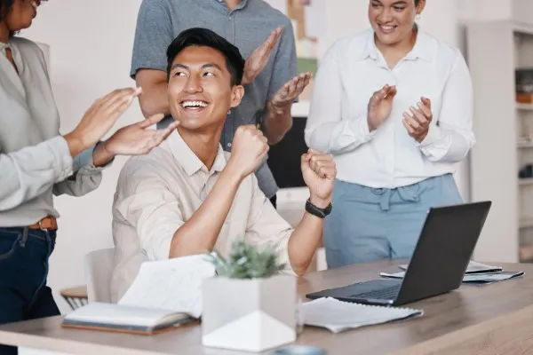 Un equipo de una agencia SEO celebrando por haber logrado posicionar a sus clientes potenciales.