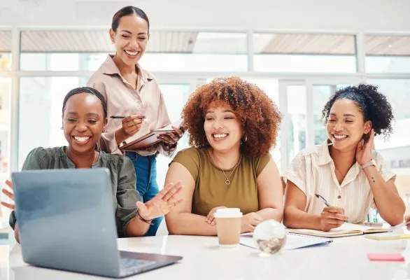 Un equipo de mujeres tomando una junta desde su laptop con un cliente que busca un servicio de SEO para tiendas online.