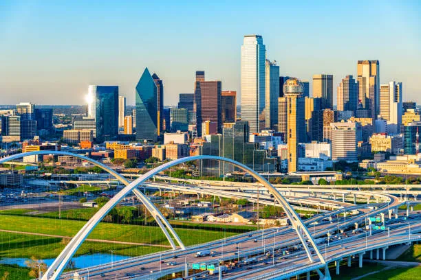 Una fotografía en donde se pueden ver los edificios más emblemáticos de la ciudad de Dallas en representación del trabajo SEO.