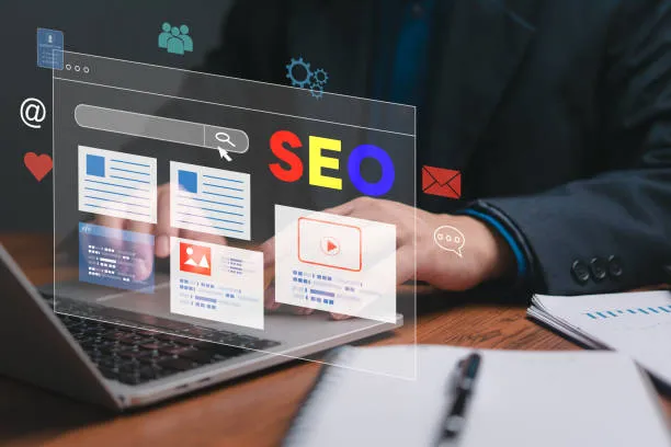 Imagen en donde se ve a una persona haciendo el diseño de una estrategia de como parte del trabajo de una agencia SEO Texas.