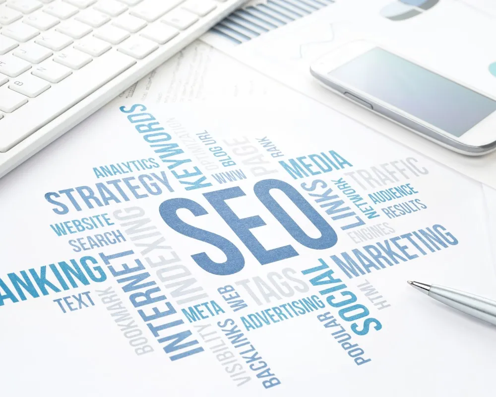 Foto de los campos de una agencia SEO alrededor de la palabra SEO escrita en azul claro y más campos digitales escritos en azul
