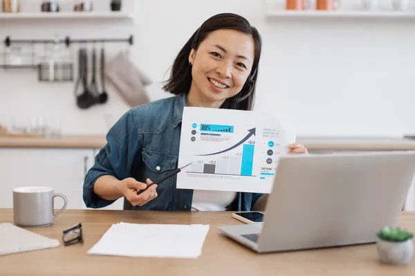 Una empresaria muestra los gráficos de crecimiento obtenidos gracias a un buen posicionamiento web en su negocio.