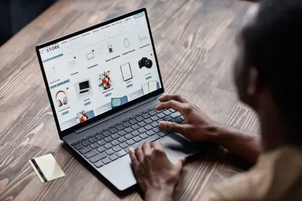 Cliente navegando en una tienda online. El SEO para tienda online impulsa las compras y el crecimiento del negocio.