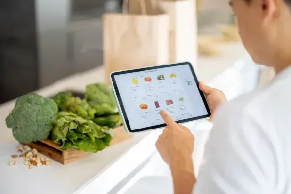 El cliente usa la tablet para compras. Impulsa tu negocio con un servicio de SEO local para aparecer en su búsqueda.